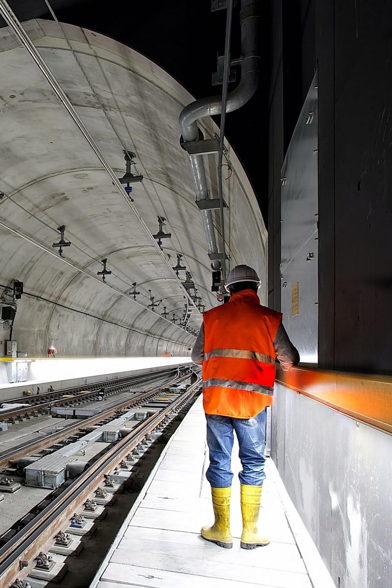 Travailleur isolé dans un tunnel