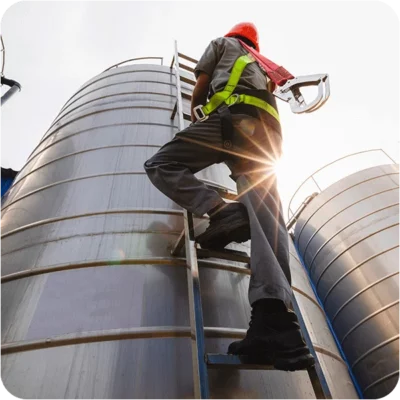 Travailleur sur une échelle