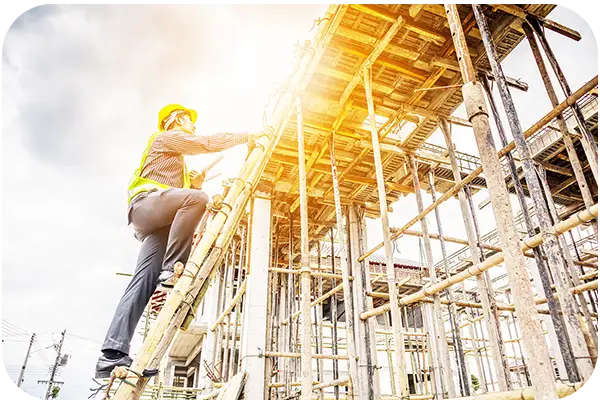 Ouvrier sur un chantier en plein chaleur